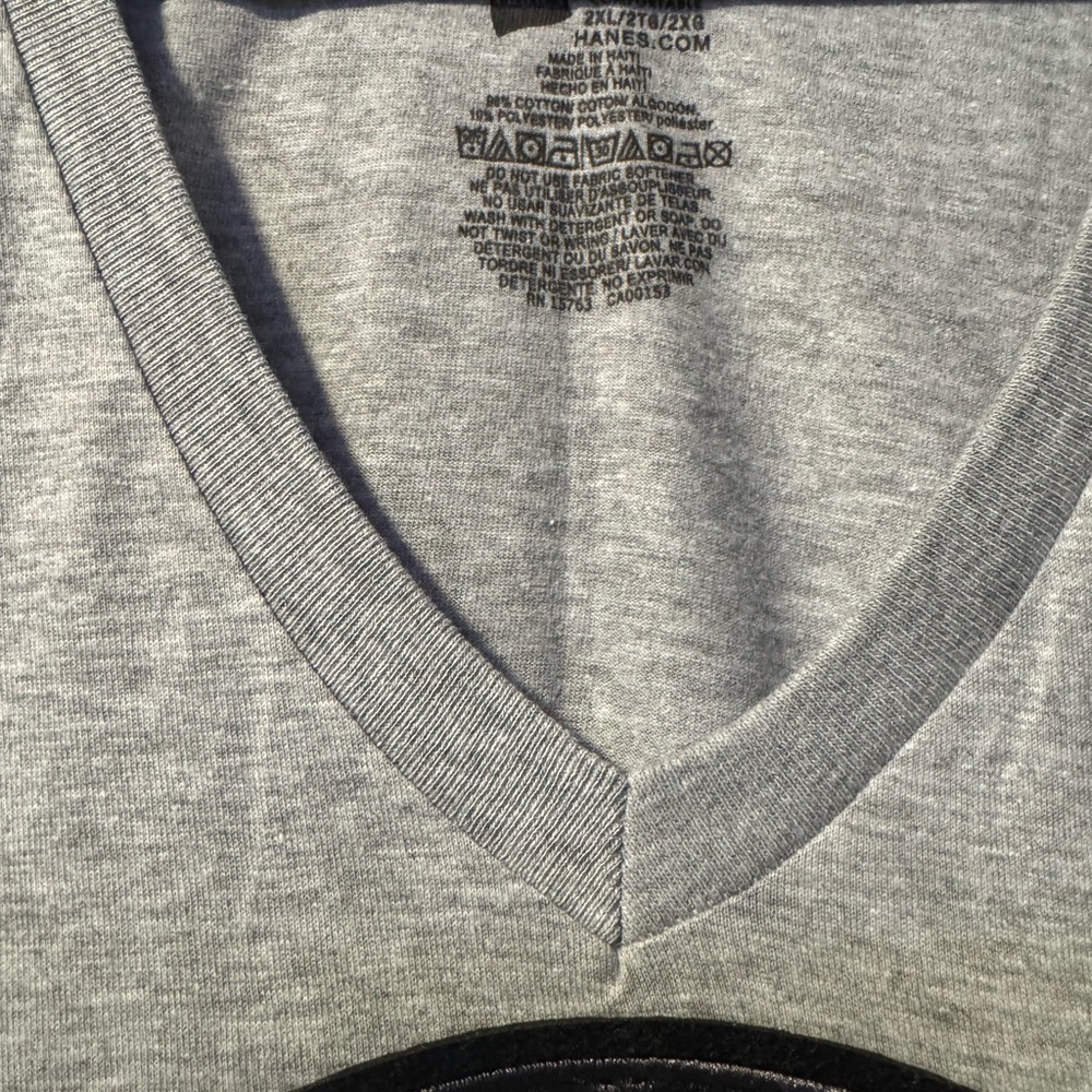 Black Skull Hanes Heather Gray V-Neck Size 2XL - Picture 3 of 6